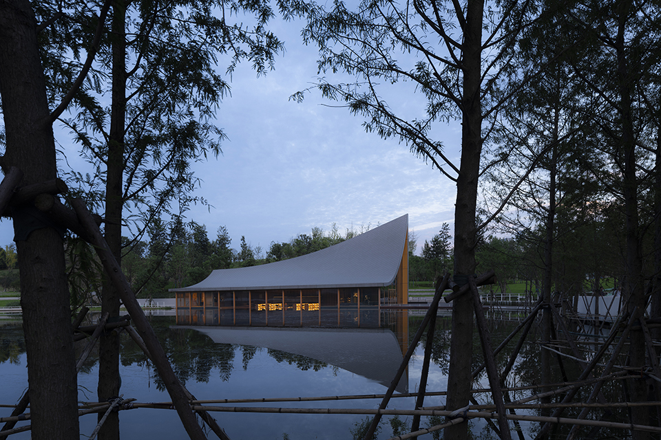 由成都慕达建筑事务所设计的兴隆湖书店外景_Exterior view of Xinglong Lake Bookstore designed by Chengdu MUDA architecture firm