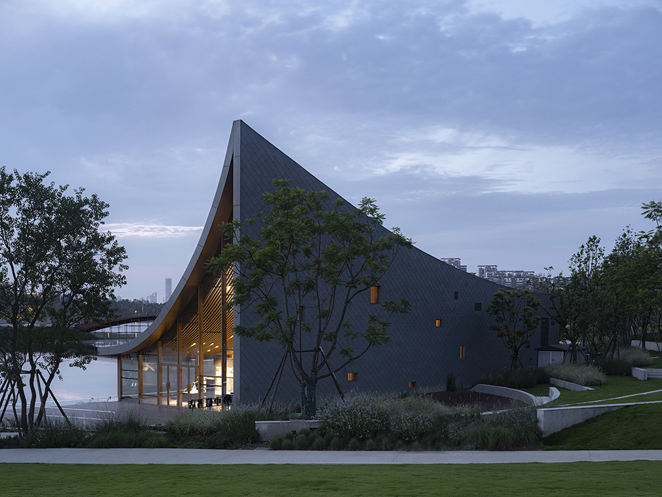 由成都慕达建筑事务所设计的兴隆湖书店外景_Exterior view of Xinglong Lake Bookstore designed by Chengdu MUDA architecture firm